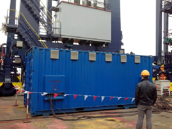 振華港機(jī)800KVA移動(dòng)岸電電源現(xiàn)場(chǎng).jpg 振華港機(jī)800KVA移動(dòng)岸電電源現(xiàn)場(chǎng).jpg